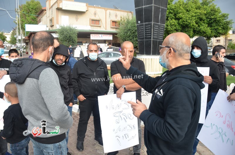 فيديو : العشرات من اصحاب المحلات التجارية ونشطاء يشاركون في الوقفة الاحتجاجية ضد سياسة التمييز العنصرية اتجاههم 